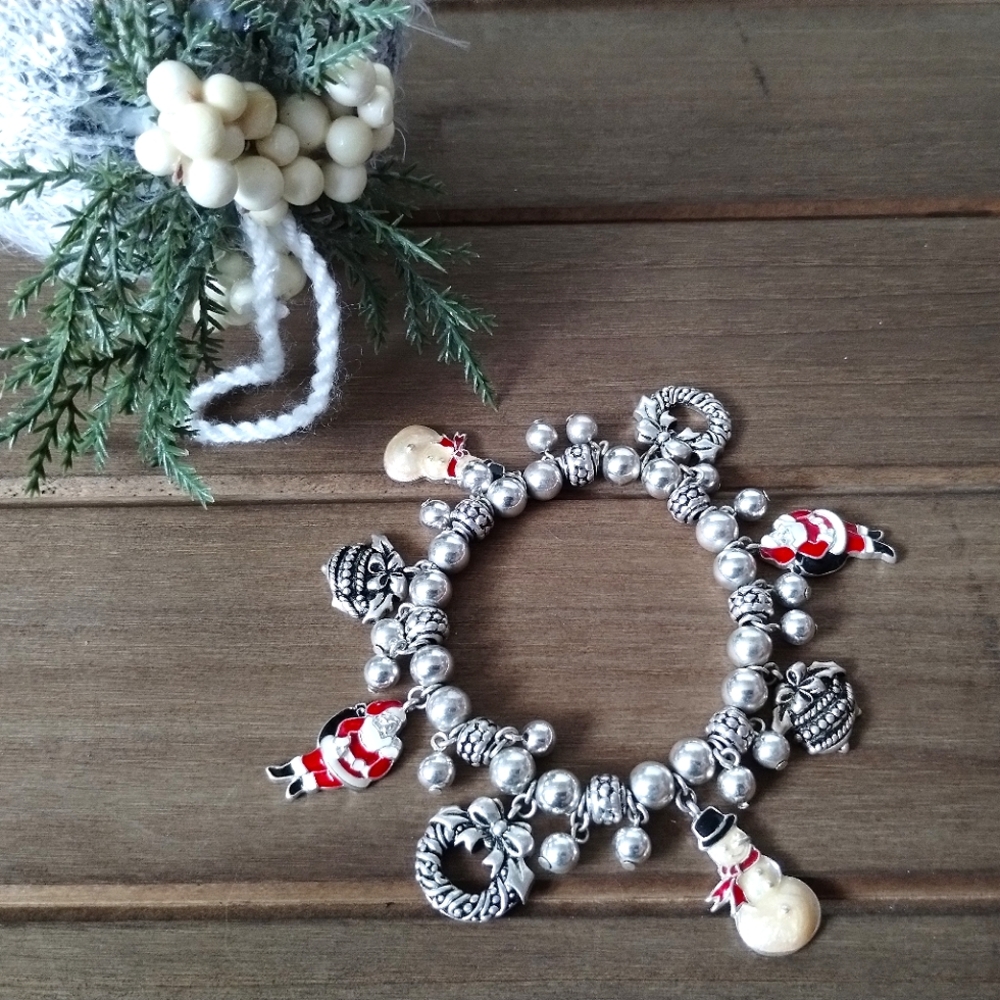 Avon Christmas 🎄 Charm Bracelet ⛄